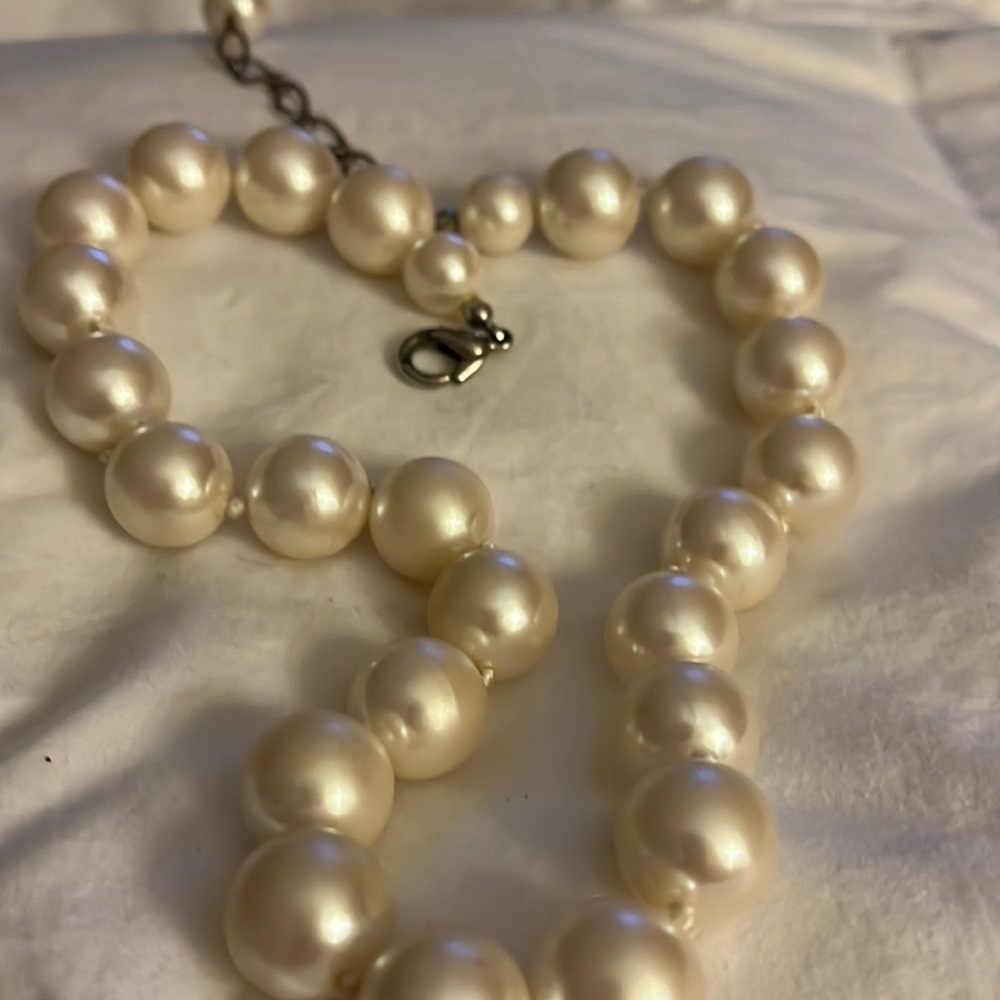 Large pearl necklace with adjustable clasp